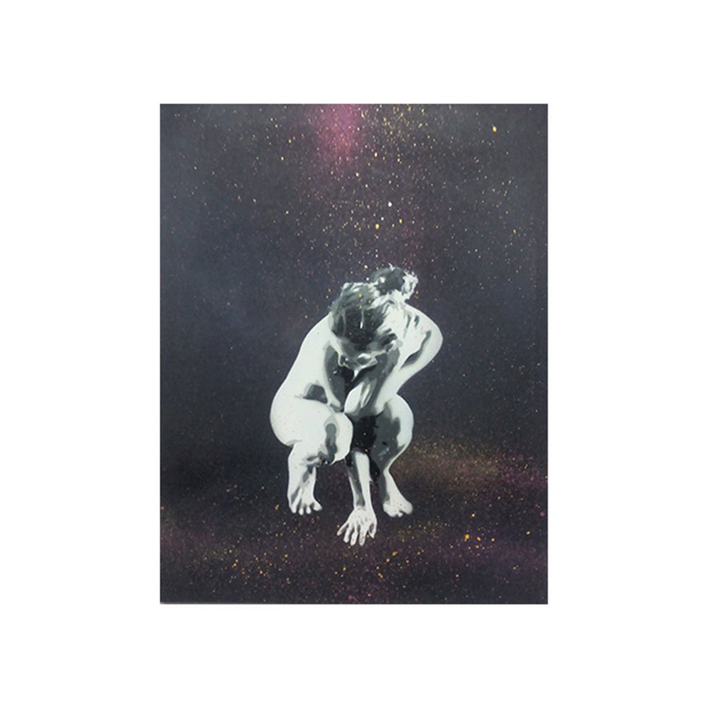 A figura feminina em pose agachada, é atingida por gotas de tinta a cair, como chuva. O contraste entre o Stencil e a intervenção gestual do Spray é intensificado pela profundidade do fundo preto e pelos efeitos de luz e cor esfumada.