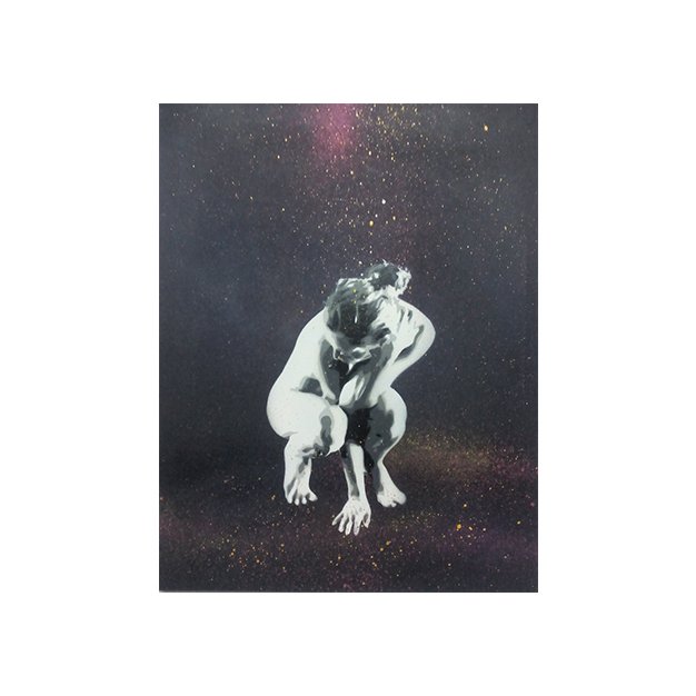 A figura feminina em pose agachada, é atingida por gotas de tinta a cair, como chuva. O contraste entre o Stencil e a intervenção gestual do Spray é intensificado pela profundidade do fundo preto e pelos efeitos de luz e cor esfumada.