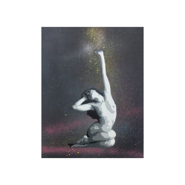 A figura feminina, sentada com as pernas encolhidas. O fundo é preto e iluminado por esfumados de luz. Jactos de tinta são projectados pelo movimento do braço esticado para o alto, realçados pela energia do Spray e Stencil sobre Tela.