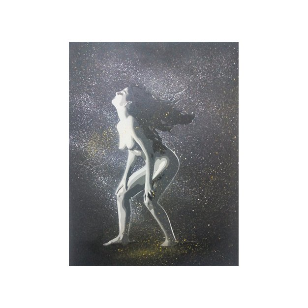A figura feminina apoiada nas pernas, com o cabelo longo a esvoaçar. Jactos de tinta saem do cabelo, seguindo o seu movimento dinâmico, que é sublinhado pelo efeito de luz e sombra no fundo preto, enriquecido pelo spray.