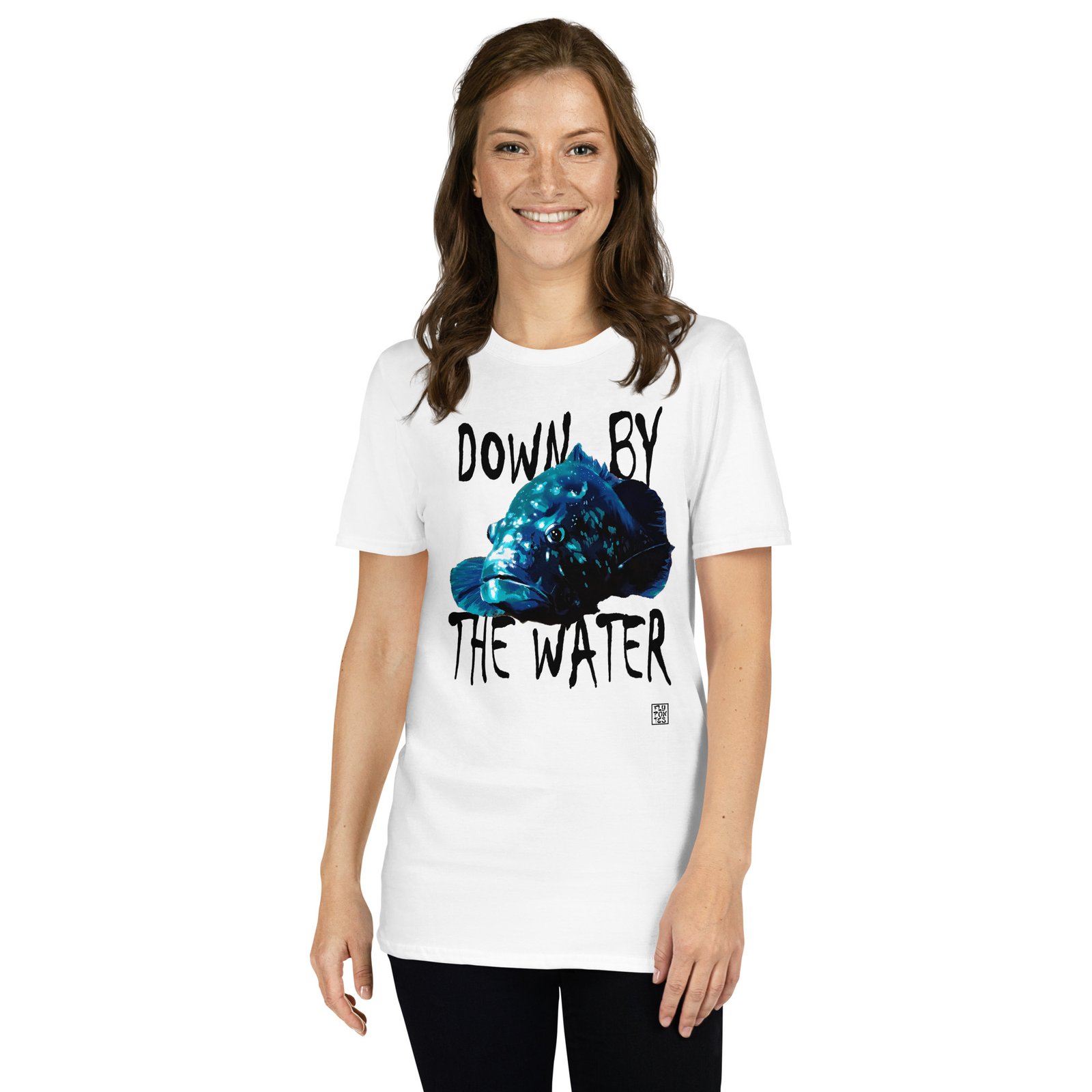 T-shirt branca 'Down by the Water' com a ilustração do Mero, extraída do mural original de Fly Pontes na Pedra do Valado. Arte urbana exclusiva e produção sustentável.