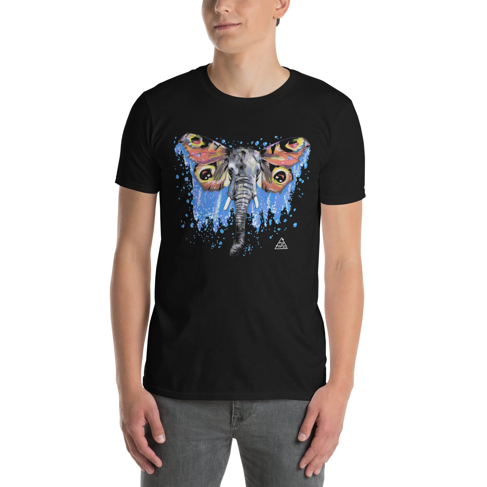 T-shirt preta unisexo com a ilustração 'Elefante-Borboleta' de Fly Pontes. Arte surrealista exclusiva em algodão premium. Produção sustentável e consciente feita para si.