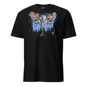 T-shirt branca unisexo com a ilustração 'Elefante-Borboleta' de Fly Pontes. Arte surrealista exclusiva em algodão premium. Produção sustentável e consciente feita para si.