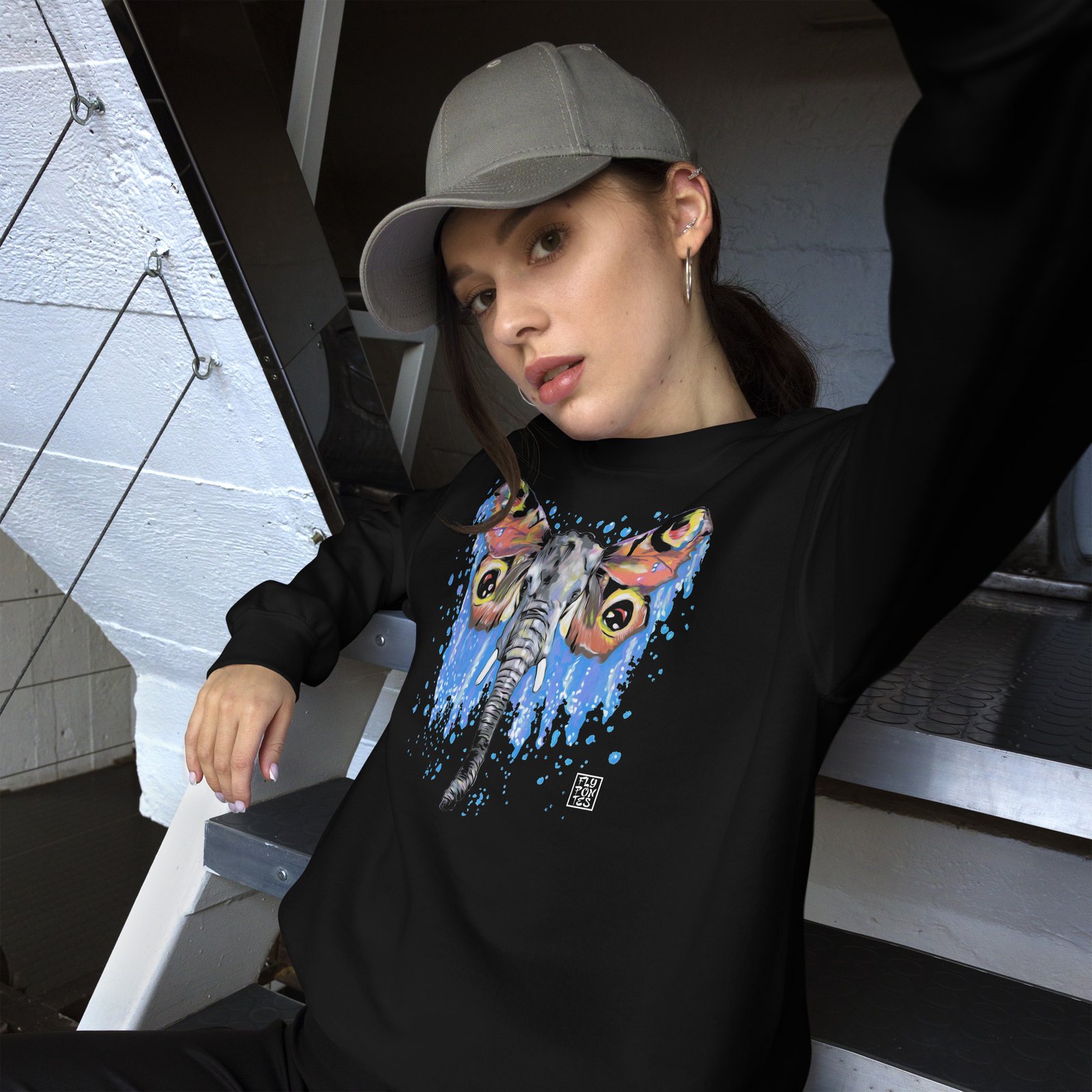 Sweatshirt preta de gola redonda 'Elefante-Borboleta' de Fly Pontes. Design surrealista com impressão digital DTG premium. Arte exclusiva, conforto e produção sustentável.