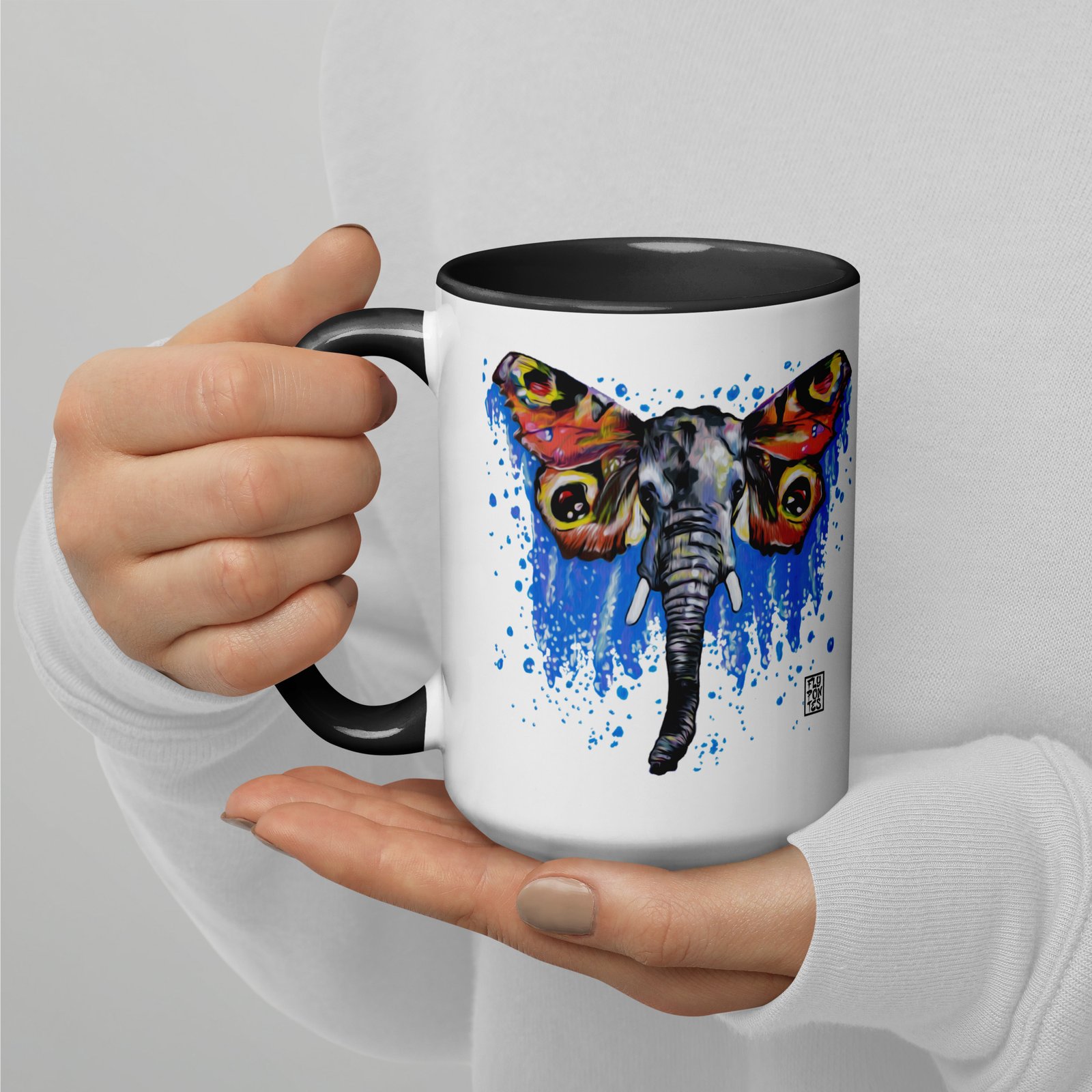 Caneca com interior colorido 'Elefante-Borboleta' de Fly Pontes. Design surrealista vibrante inspirado na obra original. Cerâmica de alta qualidade, ideal para presente ou colecção.