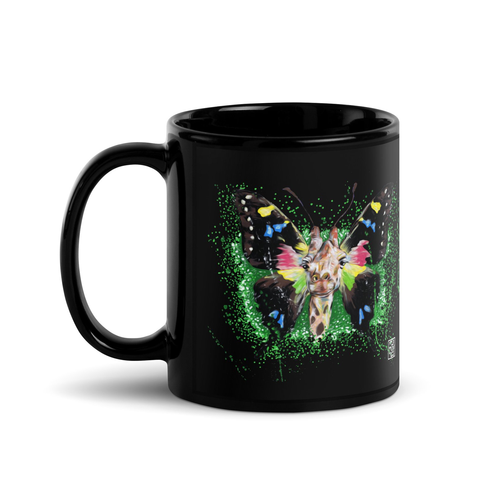 Caneca preta brilhante com a ilustração 'Girafa-Borboleta' de Fly Pontes. Design surrealista de alto contraste. Cerâmica premium, resistente e sofisticada para coleccionadores de arte.