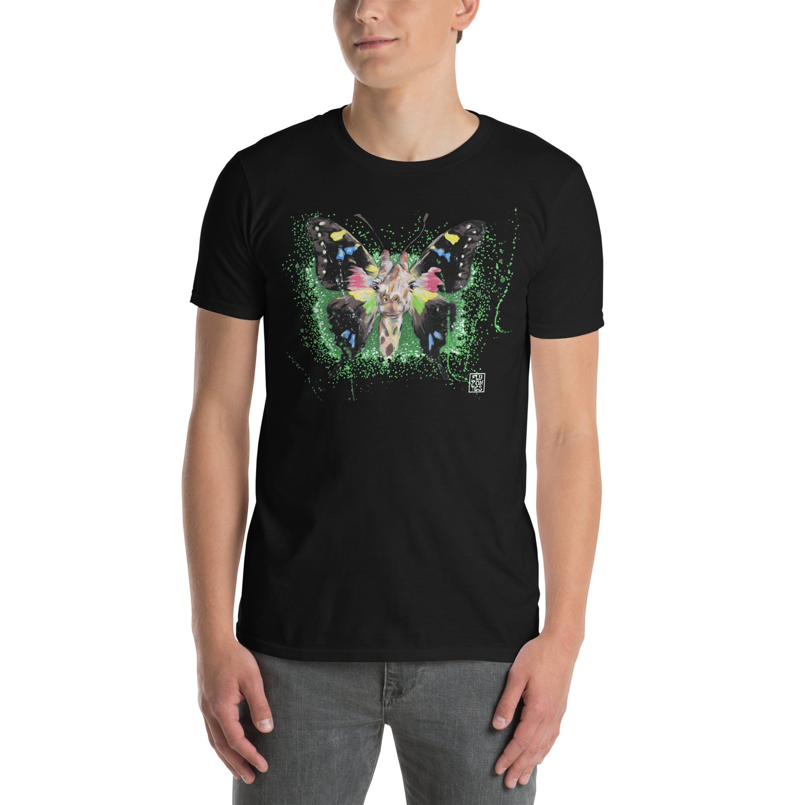 Vista arte exclusiva com a T-shirt Girafa-Borboleta de Fly Pontes. Design surrealista inspirado na ilustração original, em algodão premium unisexo. Estilo único e criativo.
