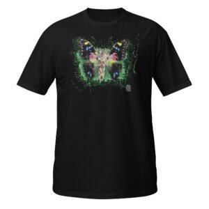Vista arte exclusiva com a T-shirt Girafa-Borboleta de Fly Pontes. Design surrealista inspirado na ilustração original, em algodão premium unisexo. Estilo único e criativo.