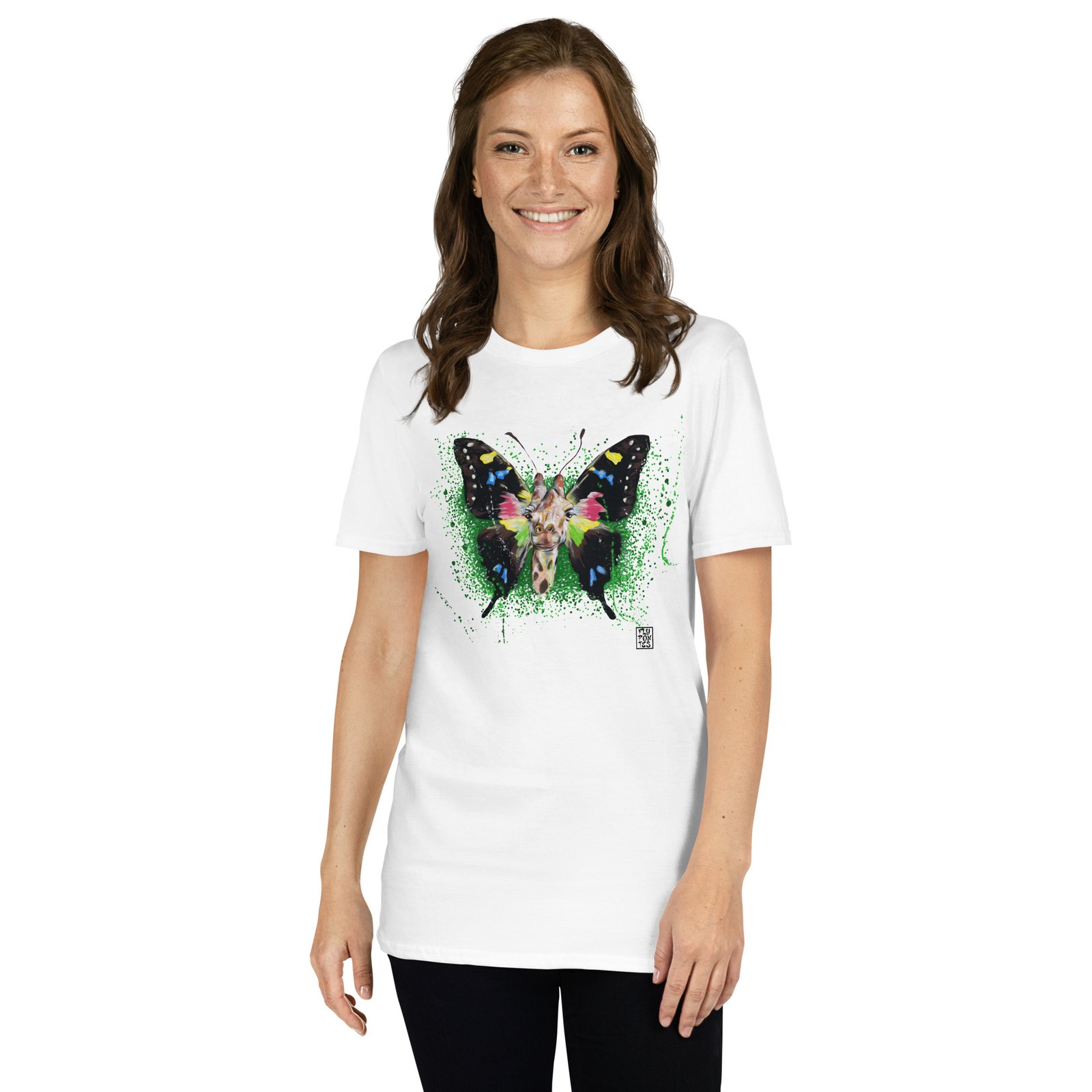 Vista arte exclusiva com a T-shirt Girafa-Borboleta de Fly Pontes. Design surrealista inspirado na ilustração original, em algodão premium unisexo. Estilo único e criativo.
