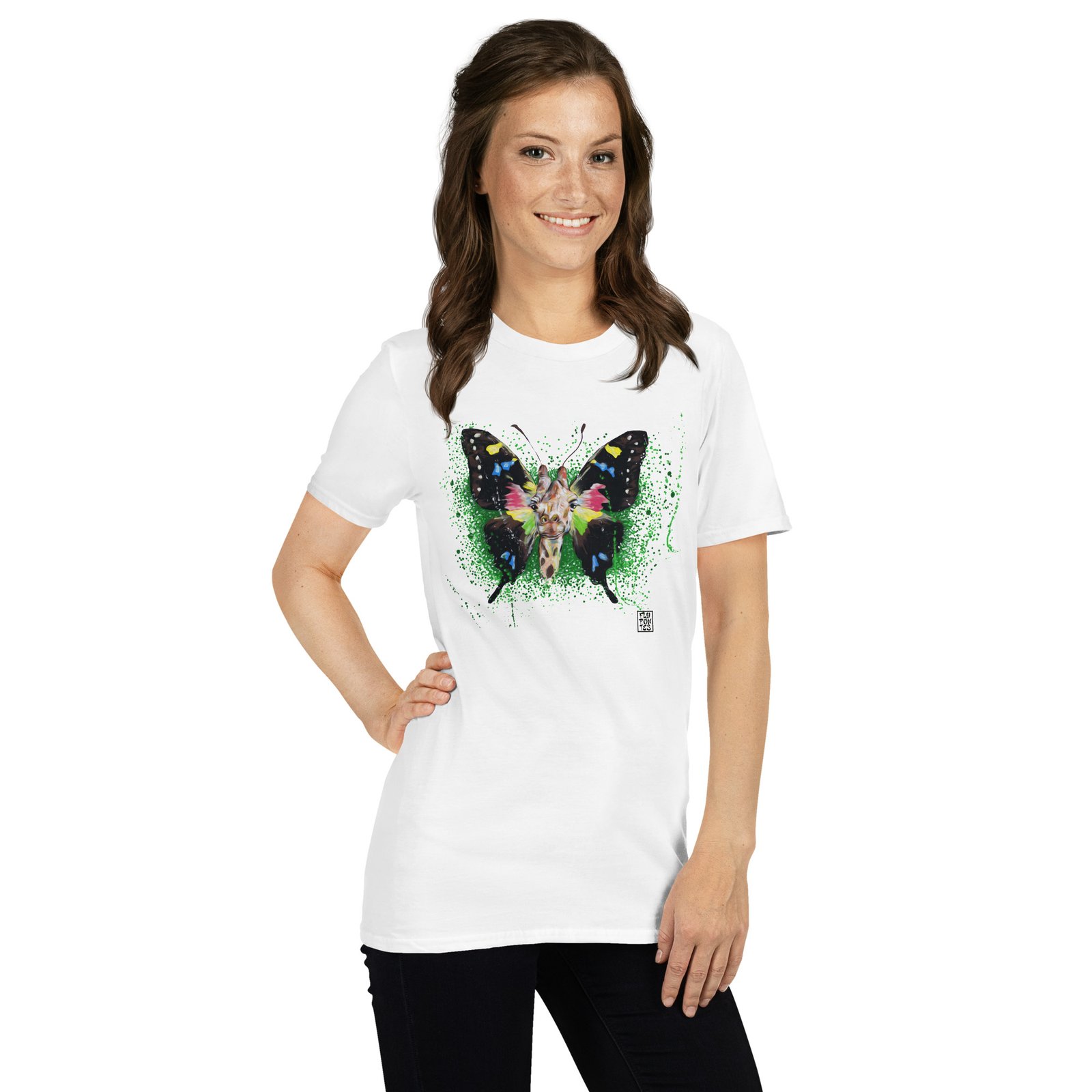 Vista arte exclusiva com a T-shirt Girafa-Borboleta de Fly Pontes. Design surrealista inspirado na ilustração original, em algodão premium unisexo. Estilo único e criativo.