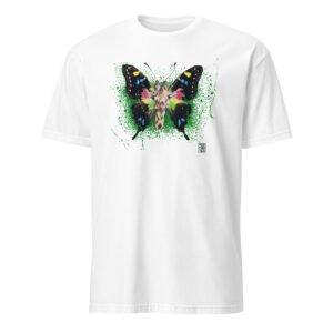 Vista arte exclusiva com a T-shirt Girafa-Borboleta de Fly Pontes. Design surrealista inspirado na ilustração original, em algodão premium unisexo. Estilo único e criativo.