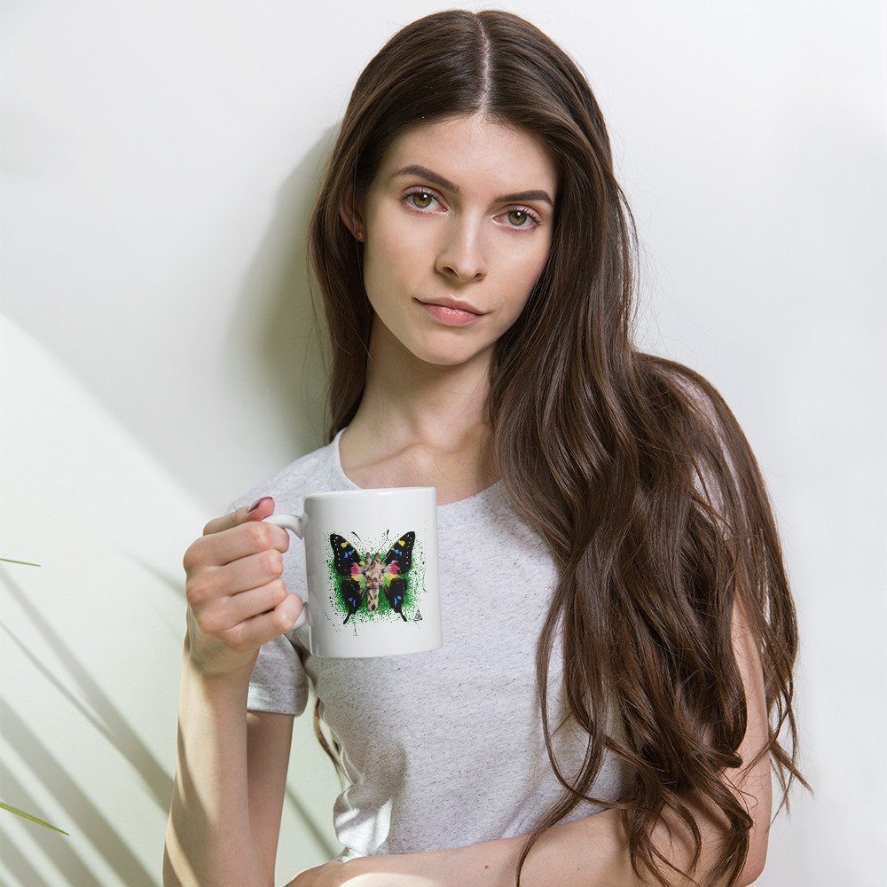 Caneca branca brilhante com a ilustração 'Girafa-Borboleta' de Fly Pontes. Um design surrealista exclusivo para o seu café ou chá. Arte de autor com produção sustentável.