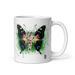 Caneca branca brilhante com a ilustração 'Girafa-Borboleta' de Fly Pontes. Um design surrealista exclusivo para o seu café ou chá. Arte de autor com produção sustentável.