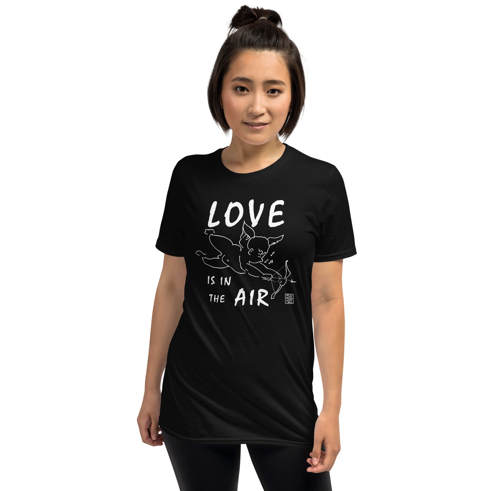 T-shirt preta 'Love Is In The Air' de Fly Pontes. Design minimalista de um cupido em tinta da china, criado nos anos 90. Arte retro e exclusiva em algodão premium.
