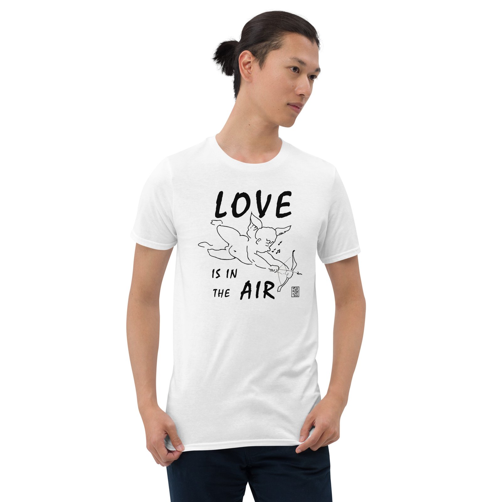 T-shirt branca 'Love Is In The Air' de Fly Pontes. Design minimalista de um cupido em tinta da china, criado nos anos 90. Arte retro e exclusiva em algodão premium.