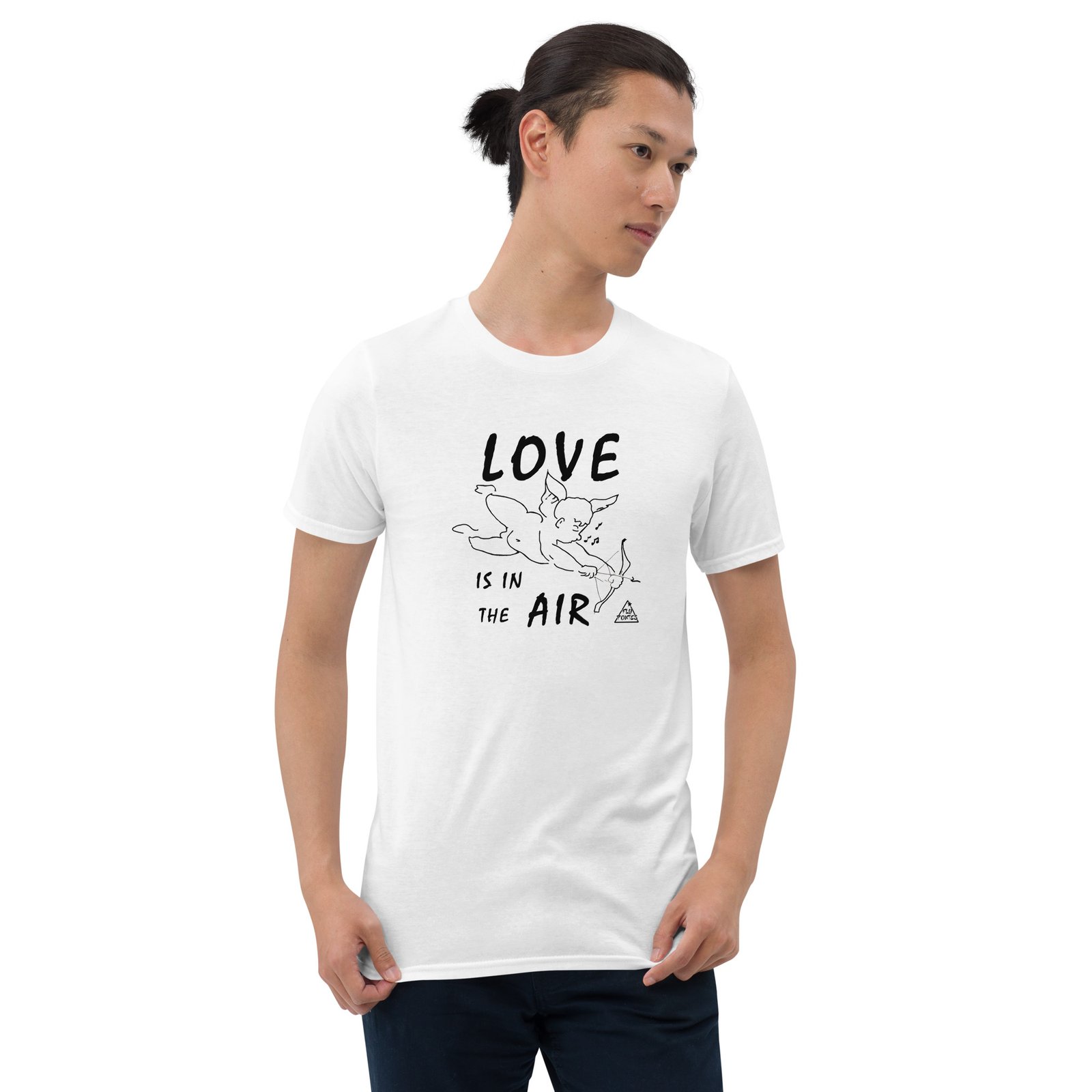 T-shirt branca 'Love Is In The Air' de Fly Pontes. Design minimalista de um cupido em tinta da china, criado nos anos 90. Arte retro e exclusiva em algodão premium.