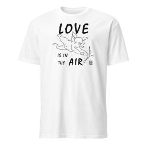 T-shirt branca 'Love Is In The Air' de Fly Pontes. Design minimalista de um cupido em tinta da china, criado nos anos 90. Arte retro e exclusiva em algodão premium.