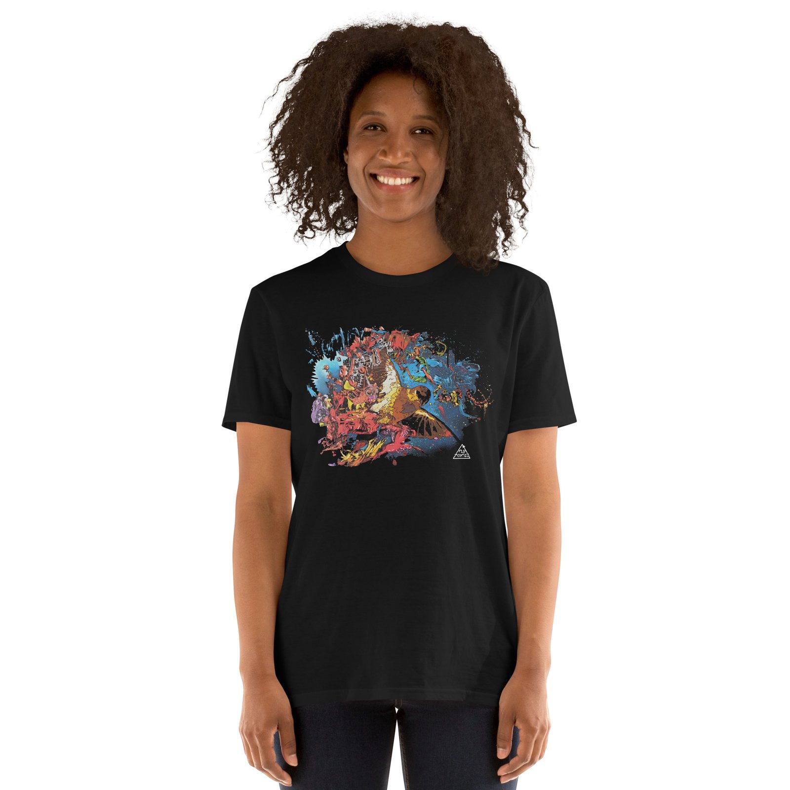 T-shirt preta 'Pássaro no Espaço' de Fly Pontes. Ilustração surrealista com fundo abstrato em algodão premium. Design de autor com produção sustentável e exclusiva.