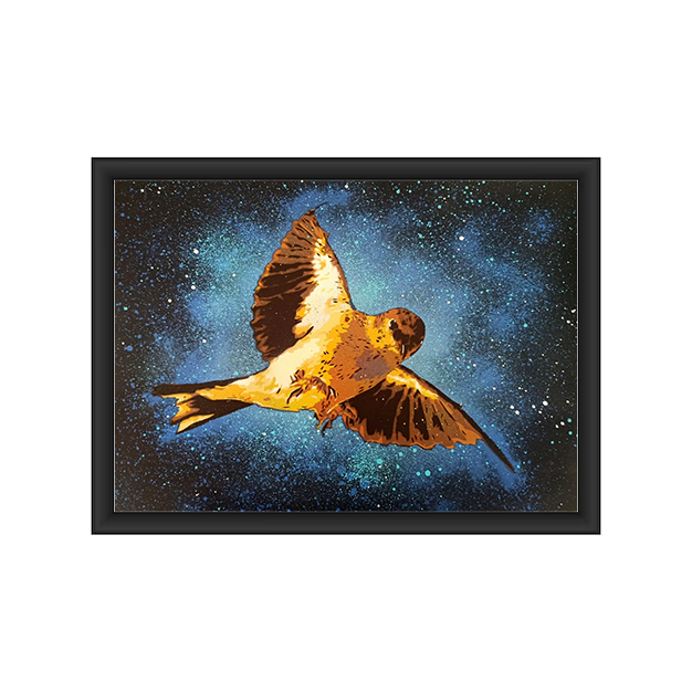 Obra original (40x50cm) executada integralmente em Stencil e Spray sobre cartolina. Apresenta a silhueta de um pássaro em tons terra, destacada por um fundo abstracto e nocturno de esfumados azul e violeta. Peça disponível para aquisição imediata na Loja.