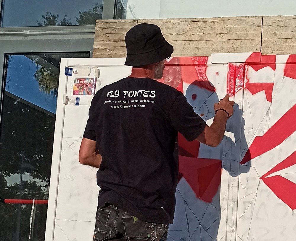 Plano aproximado de um cravo geométrico com folha de referência colada ao painel de madeira.