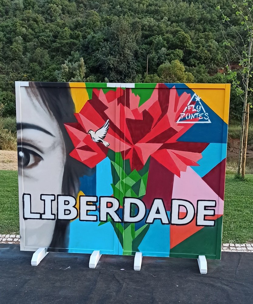 Pormenor de dois painéis do mural focando na palavra Liberdade e nos padrões geométricos coloridos.
