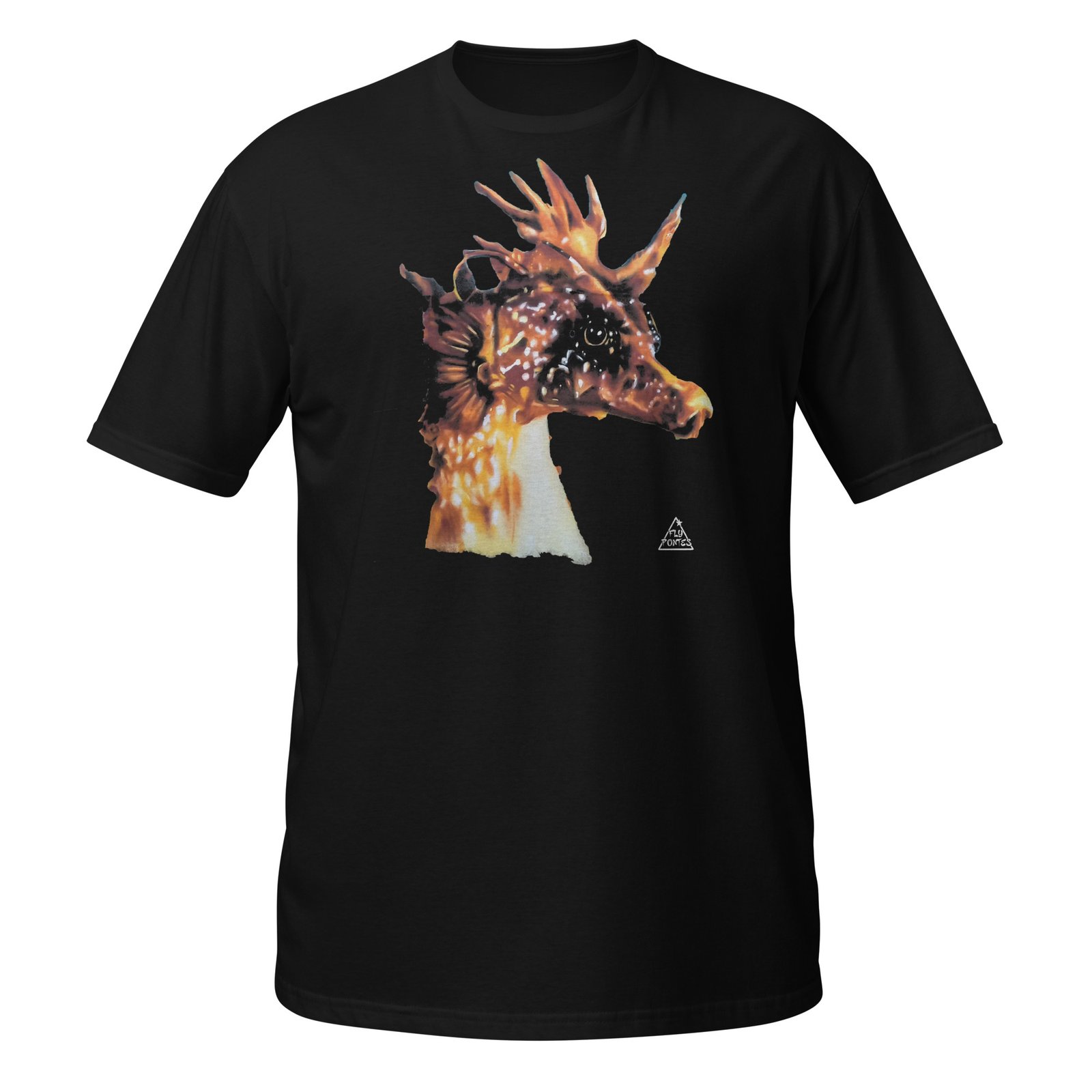 T-shirt preta com a ilustração do Cavalo-Marinho, extraída do mural Pedra do Valado de Fly Pontes. Arte urbana exclusiva e produção sustentável.