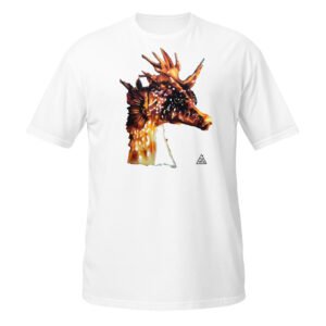 T-shirt branca com a ilustração do Cavalo-Marinho, extraída do mural Pedra do Valado de Fly Pontes. Arte urbana exclusiva e produção sustentável.