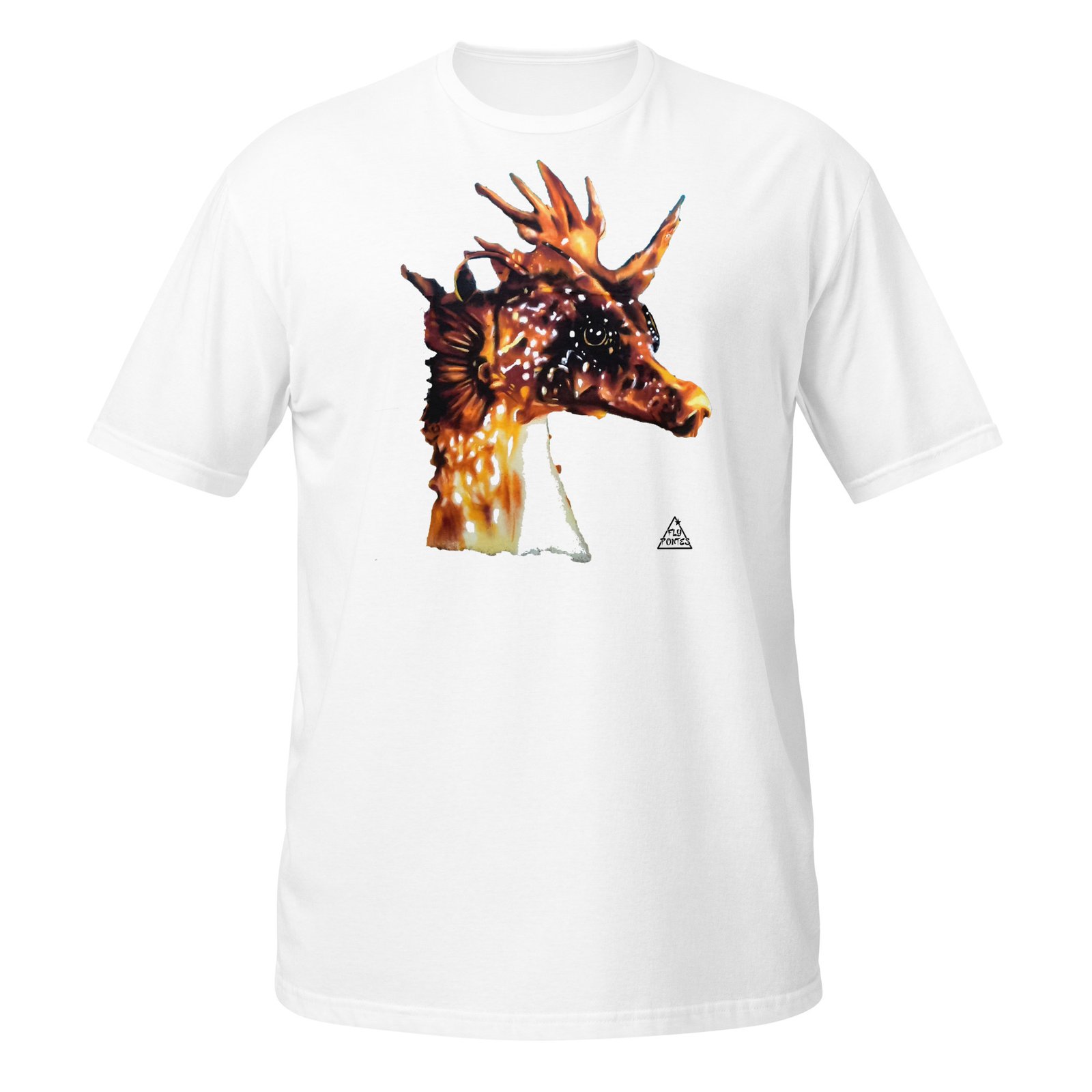 T-shirt branca com a ilustração do Cavalo-Marinho, extraída do mural Pedra do Valado de Fly Pontes. Arte urbana exclusiva e produção sustentável.
