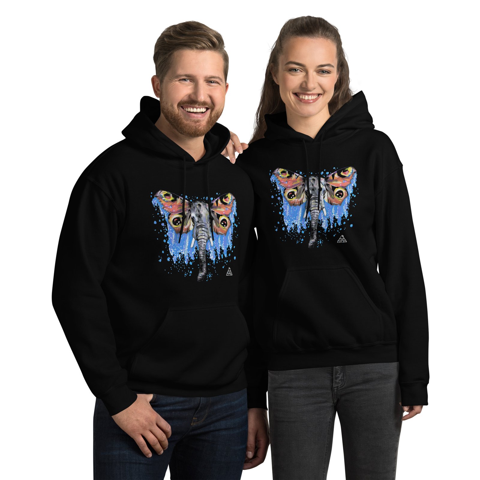 Hoodie preto 'Elefante Borboleta' de Fly Pontes. Design surrealista que une a liberdade do voo à imensidão do cosmos. Conforto premium com impressão DTG de alta definição.