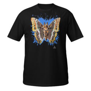 T-shirt preta unisexo com a impressão do mural da Girafa-Borboleta-do-Medronheiro no peito, mostrando o rosto realista da girafa com as asas da borboleta e o fundo azul texturado.
