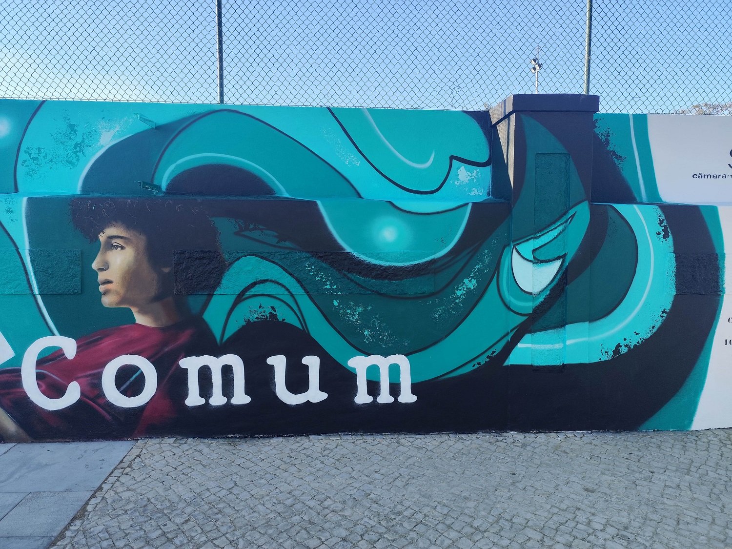 Pormenor do lado direito do mural POLITEIA mostrando as formas fluidas e turquesa dos pensamentos