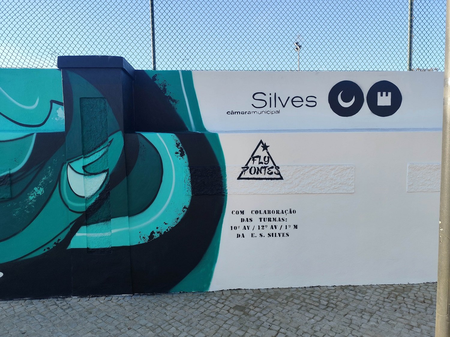 Pormenor do lado direito do mural POLITEIA mostrando as formas fluidas e turquesa dos pensamentos e créditos aos alunos da escola